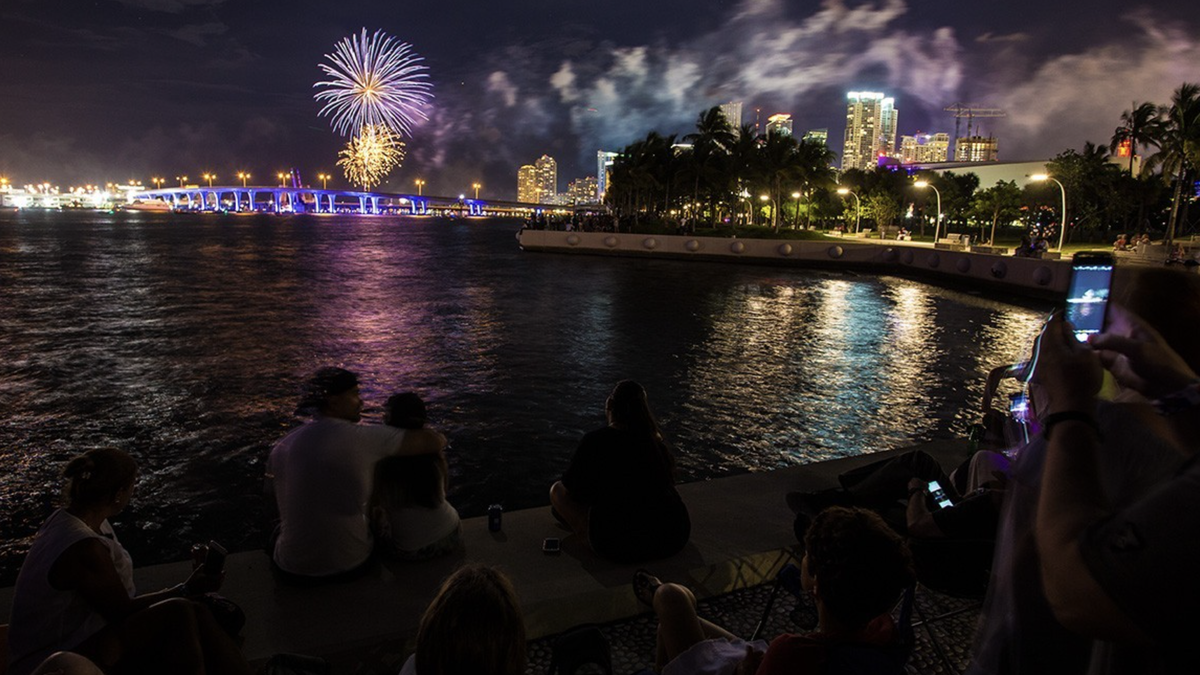 Dónde puedes ver fuegos artificiales este 4 de julio en Miami Dade