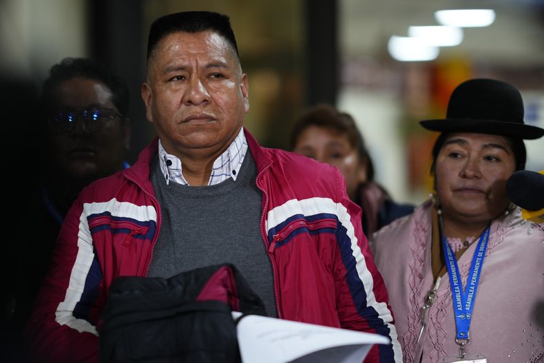El exjesuita Pedro Lima se detiene para hablar con los periodistas después de aterrizar en el aeropuerto internacional de El Alto en Bolivia, el lunes 22 de mayo de 2023, antes de viajar a La Paz para declarar en la fiscalía por presuntos abusos cometidos por curas. (AP Foto/Juan Karita)