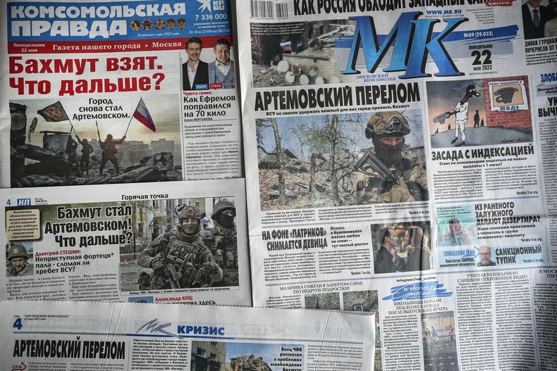 Periódicos rusos del 22 de mayo de 2023 destacando la captura de la ciudad ucraniana de Bájmut, en Moscú, Rusia. (Foto AP/Alexander Zemlianichenko)