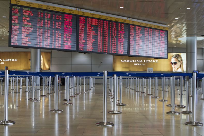 Una sala vac&iacute;a del aeropuerto internacional Ben Gurion en Tel Aviv, Israel, el mi&eacute;rcoles 23 de julio de 2014, con una pizarra electr&oacute;nica al fondo que muestra varios vuelos de salida cancelados o retrasados, un d&iacute;a despu&eacute