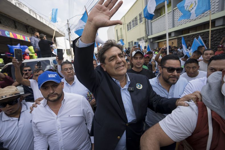 El candidato presidencial Carlos Pineda, del partido Prosperidad Ciudadana, llega a la Corte de Constitucionalidad de la Ciudad de Guatemala el sábado 20 de mayo de 2023. (AP Foto/Moisés Castillo)