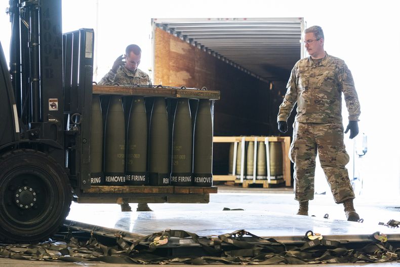 Militares colocan munición de 155 mm en aviones que la llevarán a Ucrania, en la Base Aérea Dover, Delaware, 29 de abril de 2022. (AP Foto/Alex Brandon, Archivo)