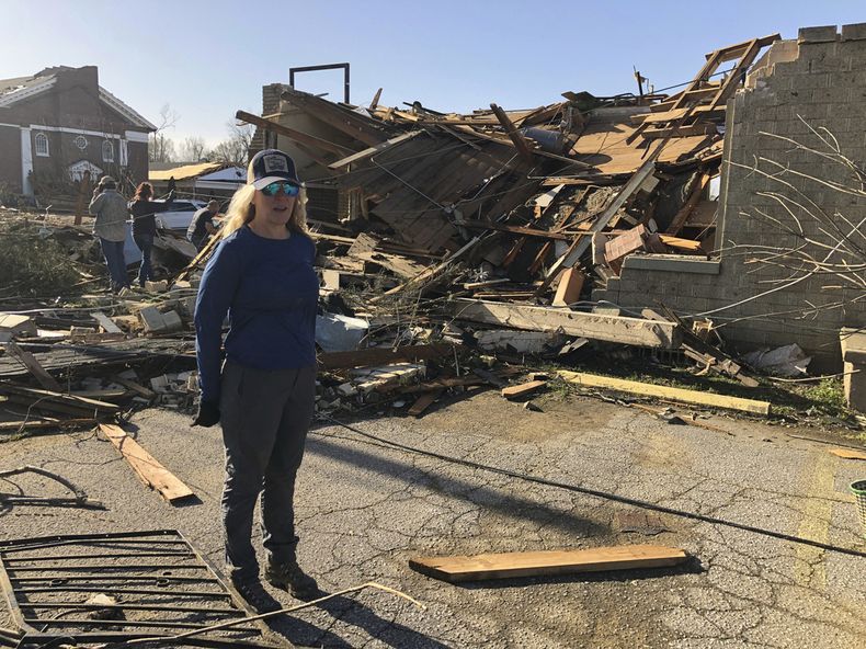 U.S. Tornadoes and storms destroy homes; 11 dead