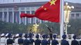 ARCHIVO - En esta foto distribuida por la Agencia Noticiosa Xinhua, un soldado de la guardia de honor despliega la bandera china durante una ceremonia en el 73er aniversario de la fundación de la República Popular China en la Plaza Tienanmen, Beij9ing, 1 de octubre de 2022. Los gobernantes del Grupo de los Siete países más desarrollados generalmente coinciden al expresar sus inquietudes sobre China. El problema es cómo pasar de las palabras a los hechos. (Chen Zhonghao/Xinhua via AP, File)