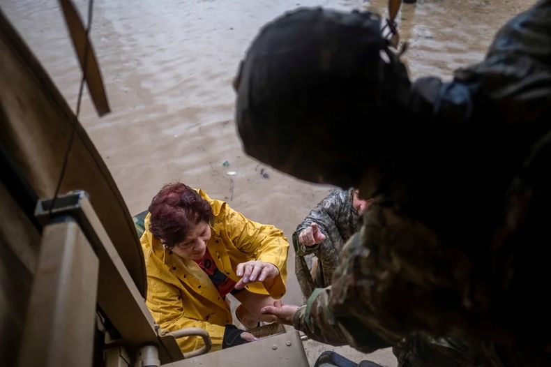 Miembros de la Guardia Nacional de Puerto Rico rescatan a una mujer varada en su casa después del huracán Fiona en Salinas, Puerto Rico, 19 de septiembre de 2022 (REUTERS/Ricardo Arduengo)