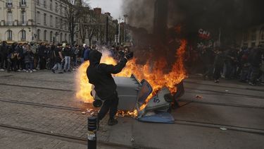 casi 500 detenidos y 440 policias heridos tras otra jornada de protestas en francia contra la reforma de las pensiones