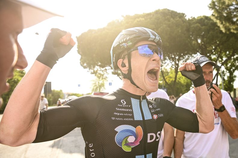 Alberto Dainese celebra tras ganar la 17ma etapa del Giro de Italia, el miércoles 24 de mayo de 2023. (Fabio Ferrari/LaPresse vía AP)