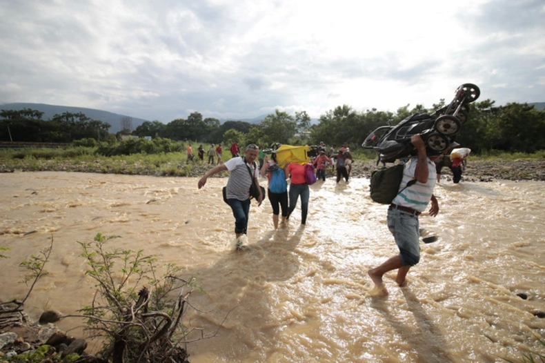 La gente cruza de San Antonio del Táchira en Venezuela a Cúcuta en Colombia a través de “trochas”, senderos ilegales, cerca del puente internacional Simón Bolívar, el 20 de noviembre de 2019, después de que el gobierno colombiano ordenó el cierre de la