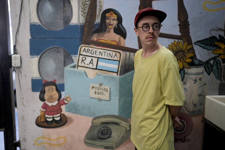 Mark Boyarsky, un hombre trans de 38 años que abandonó Moscú con su esposa y dos hijos poco después de la invasión de Rusia a Ucrania visita un mercado en Buenos Aires, Argentina, el sábado 22 de abril de 2023. Boyarsky dijo sentirse seguro en Argentina y que no ha explicado aún la situación a sus hijos debido a la inseguridad en Rusia ante la falsa creencia de que en este país no existen personas LGBT. (AP Foto/Natacha Pisarenko)