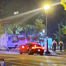 Un camión está estrellado contra una barrera de seguridad en parque frente a la Casa Blanca, Washington, 22 de mayo de 2023. La policía ha arrestado al conductor y lo han acusado de estrellar el camión intencionalmente. No hubo heridos. (Benjamin Berger via AP)