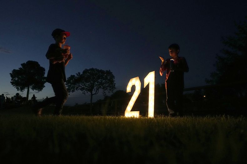Amigos y familiares se reúnen para una vigilia con velas en honor a las víctimas de la masacre escolar del año pasado, el miércoles 24 de mayo de 2023, en Uvalde, Texas. (AP Foto/Eric Gay)