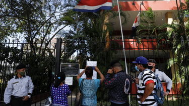 costa rica legalizara a migrantes cubanos que demuestren solvencia economica