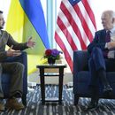 El presidente, Joe Biden, a la derecha, se reúne con el presidente de Ucrania, Volodymyr Zelenskyy, en un aparte de la cumbre del G7 en Hiroshima, Japón, el domingo 21 de mayo de 2023. (AP Foto/Susan Walsh)