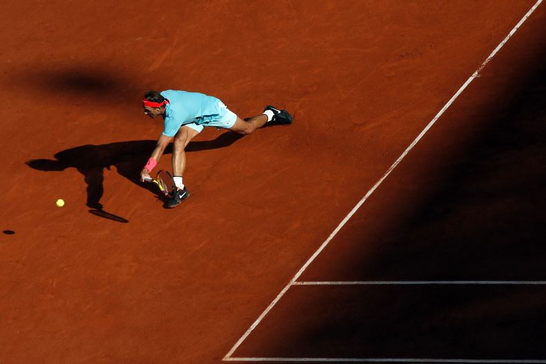 El español Rafael Nadal va tras un tiro del argentino Diego Schwartzman en la semifinal del Abierto de Francia, el viernes 9 de octubre de 2020, en París. (AP Foto/Alessandra Tarantino, Archivo)
