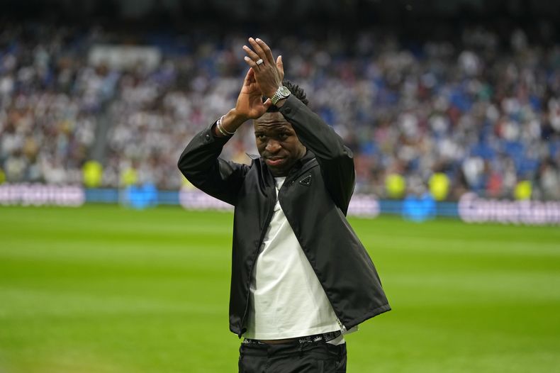 El jugador del Real Madrid Vinícius Júnior aplaude a los espectadores antes de un juego de Liga entre el Real Madrid y el Rayo Vallecano en el estadio Santiago Bernabéu en Madrid, España, el miércoles 24 de mayo de 2023. (AP Foto/Manu Fernández)