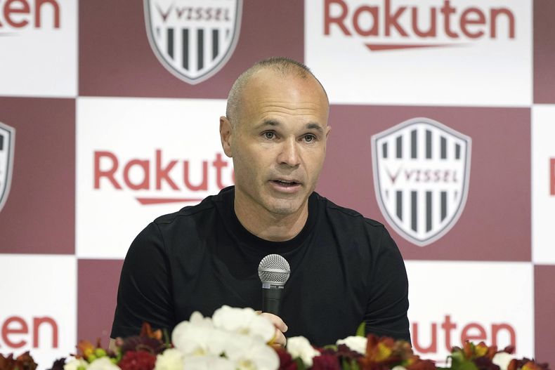 Andrés Iniesta habla en una conferencia de prensa en un hotel en Kobe, en el oeste de Japón, el 25 de mayo de 2023. Andrés Iniesta, que ganó el Mundial con España en 2010, así como cuatro títulos de Champions League y nueve de la Liga con el Barcelona, dejará el club japonés Vissel Kobe. (Kyodo News via AP)