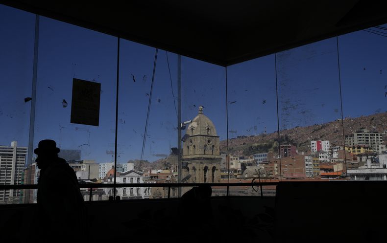 La Basílica de San Francisco se ve desde el interior de un mercado de alimentos en La Paz, Bolivia, el viernes 26 de mayo de 2023. (AP Foto/Juan Karita)