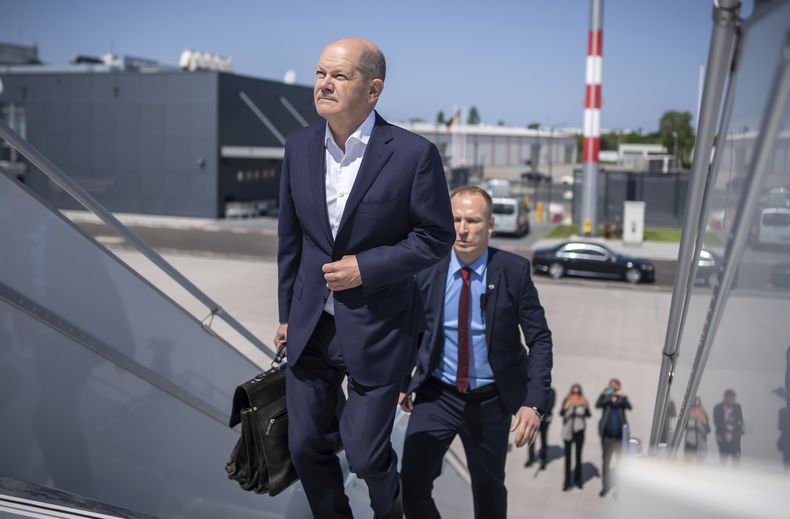 El canciller alemán, Olaf Scholz, al frente, sube una escalerilla antes de abordar un avión del gobierno para viajar a una reunión con jefes de gobierno de los estados bálticos en Tallin, el viernes 26 de mayo de 2023, en Schonefeld, Alemania. (Michael Kappeler/dpa vía AP)