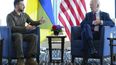 El presidente, Joe Biden, a la derecha, se reúne con el presidente de Ucrania, Volodymyr Zelenskyy, en un aparte de la cumbre del G7 en Hiroshima, Japón, el domingo 21 de mayo de 2023. (AP Foto/Susan Walsh)