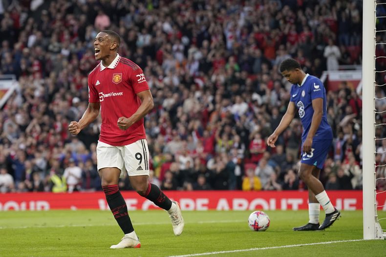 Anthony Martial, del Manchester United, festeja tras anotar el segundo tanto de su club ante Chelsea, en un duelo de la Liga Premier, disputado el jueves 25 de mayo de 2023 (AP Foto/Dave Thompson)