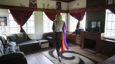 La mujer transgénero ugandesa Pretty Peter, que huyó de su país en 2019 y pidió que se la identifique por su seudónimo por miedo a su seguridad, posa para la foto en el refugio donde vive en Nairobi, capital de la vecina Kenia, 1 de junio de 2023. (AP Foto/Brian Inganga)