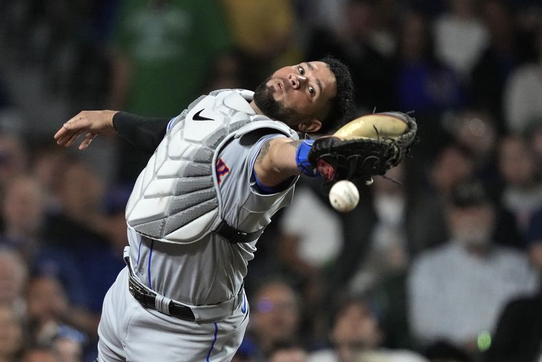 El dominicano Gary Sánchez, de los Mets de Nueva York, no logra atrapar un elevado en el juego del martes 23 de mayo de 2023, ante los Cachorros de Chicago (AP Foto/Charles Rex Arbogast)