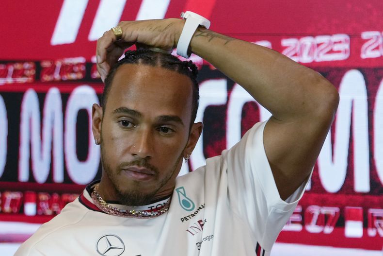 Lewis Hamilton del equipo Mercedes durante una rueda de prensa previo al Gran Premio de Mónaco, el jueves 25 de mayo de 2023. (AP Foto/Luca Bruno)