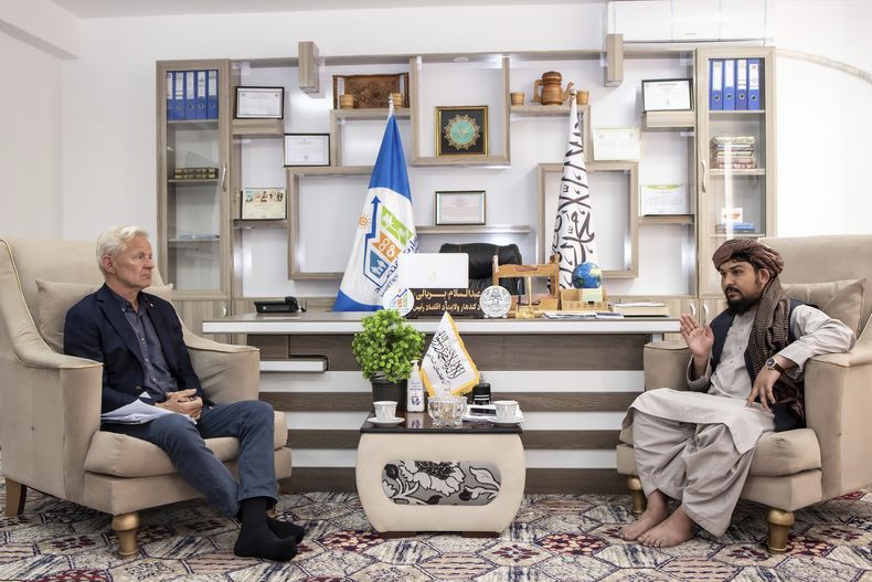 Jan Egeland, secretario general del Consejo Noruego para Refugiados, con el jefe de la Dirección Económica de Kandahar, Mawlawi Abdul Salam Baryali en Kandahar, Afganistán, el 22 de mayo de 2023. (Consejo Noruego para Refugiados via AP)