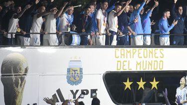 Una multitud recibe a la selección argentina tras el Mundial