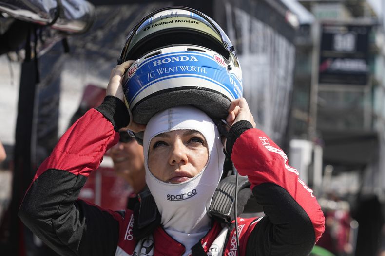 La británica Katherine Legge se prepara para participar en la sesión de prácticas previo a las 500 millas de Indianápolis el jueves 25 de mayo del 2023. (AP Foto/Darron Cummings)