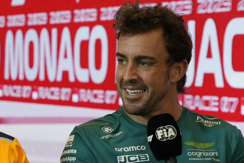 El piloto de Aston Martin Fernando Alonso en conferencia de prensa el jueves 25 de mayo del 2023 antes del Gran Premio de Mónaco de la Fórmula Uno. (AP Foto/Luca Bruno)
