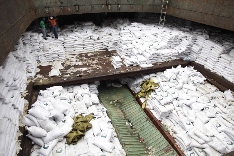 Debajo de estos sacos de azúcar encontraron armas cubanas en un barco de Corea del Norte.
