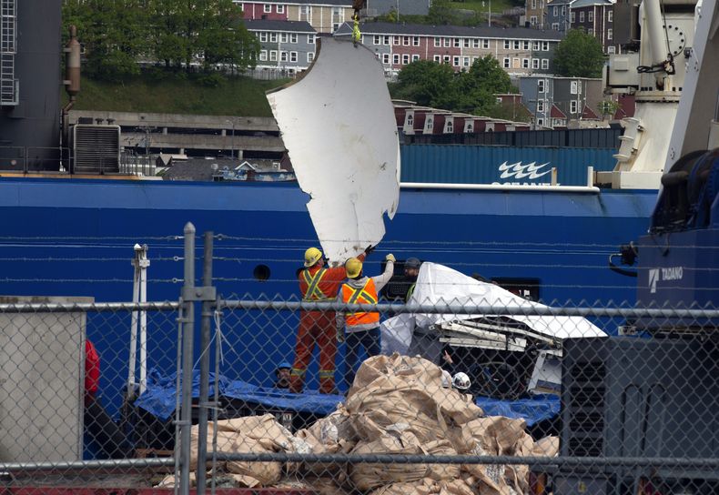 Escombros del sumergible Titán, recuperados del lecho del océano cerca del Titanic, son descargados del buque Horizon Arctic en el muelle de la Guardia Costera canadiense el miércoles 28 de junio de 2023, en San Juan, Terranova. (Paul Daly/The Canadian Press vía AP)