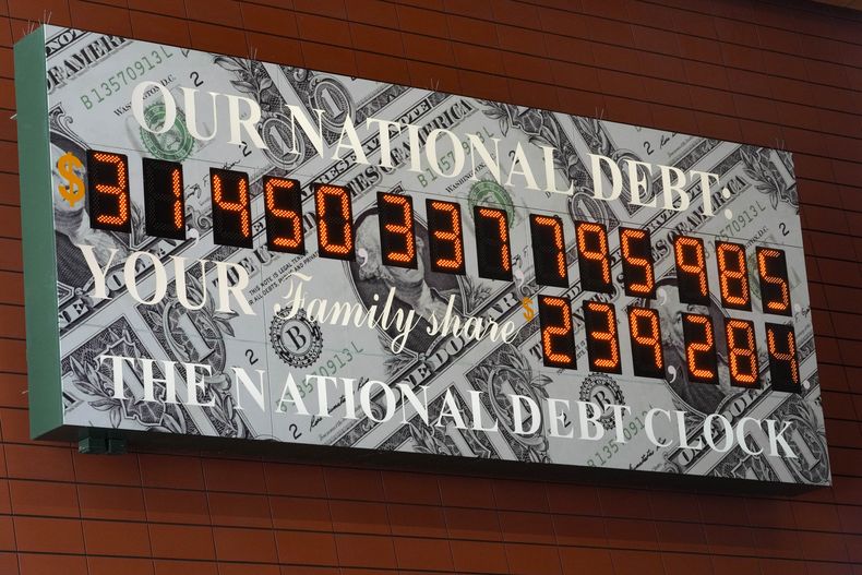 Esta fotografía muestra el reloj de la deuda de Estados Unidos en Manhattan, el jueves 25 de mayo de 2023. (AP Foto/Mary Altaffer)