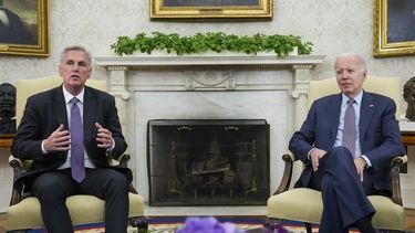 El presidente de la Cámara de Representantes, Kevin McCarthy,, izquierda, habla en reunión con el presidente Joe Biden sobre el tope de endeudamiento en la Oficina Oval de la Casa Blanca, Washington, 22 de mayo de 2023. (AP Foto/Alex Brandon)