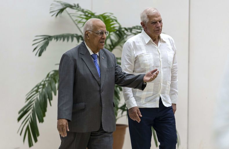 El Alto Representante de la Unión Europea para Asuntos Exteriores y Política de Seguridad, Josep Borrell, a la derecha, camina con el vice primer ministro de Cuba, Ricardo Cabrisas, para una reunión en La Habana, Cuba, el viernes 26 de mayo de 2023. (AP Foto/Ramón Espinosa)
