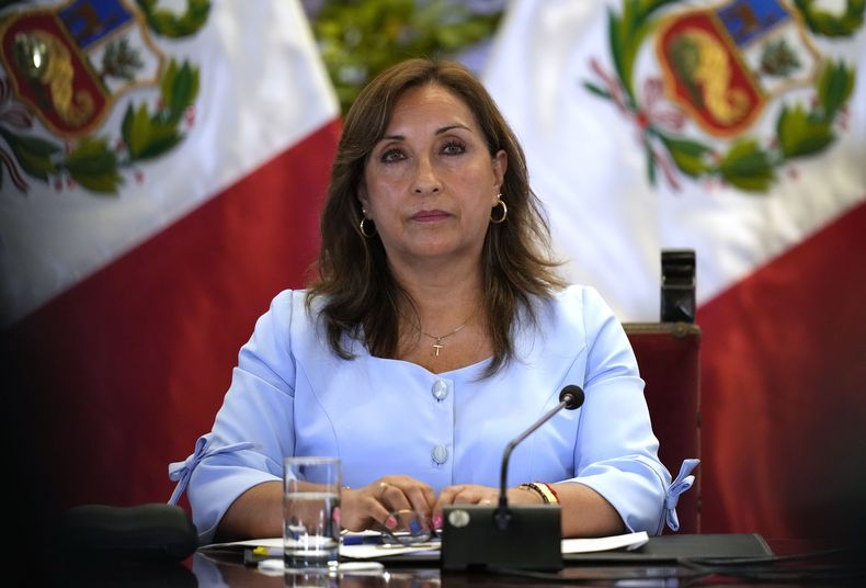ARCHIVO - La presidenta peruana, Dina Boluarte, da una conferencia de prensa en el palacio de gobierno en Lima, Perú, el viernes 10 de febrero de 2023. Boluarte hizo unas declaraciones el miércoles 26 de abril de 2023 en las que relacionaba migración con inseguridad y atribuía a migrantes actos delincuenciales. (AP Foto/Martín Mejía, Archivo)