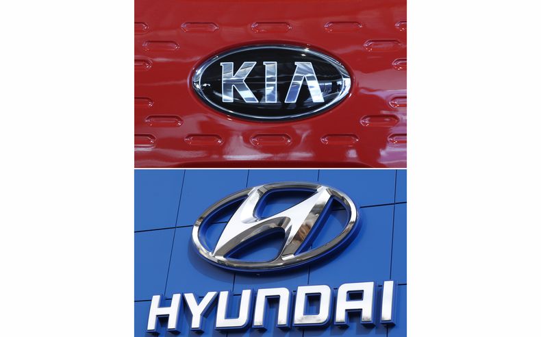 ARCHIVO - Esta combinación de fotografías de archivo muestran los logotipos de Kia Motors, en Seúl, Corea del Sur, correspondiente al 13 de diciembre de 2017, y de Hyundai en Littleton, suburbio de Denver, en Colorado, del 15 de abril de 2018. (AP Foto, Archivo)