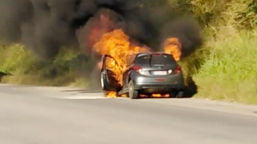 cuba: captado en camara como un auto peugeot 208  es devorado por las llamas tras incendio